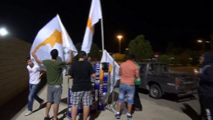 Αγοράζουν σημαίες και κασκόλ οι Κύπριοι (3)