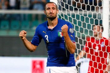 Chiellini faz dois e mais um contra e garante vitória da Itália