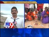 Hud Hud cyclone : Tourists prevented from visiting Visakha Beach - Tv9