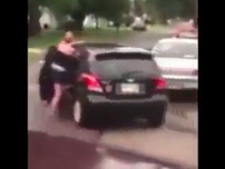 Femme hystérique se fait traîner par une voiture sur plusieurs mètres