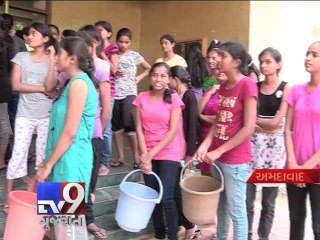 Скачать видео: Ahmedabad: LD hostel girls created ruckus over water cut - Tv9 Gujarati