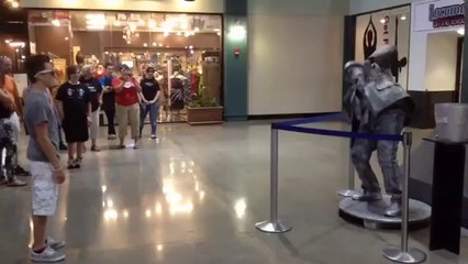 Ce mec va affronter un robot lors d'une battle de danse sur de la dubstep !