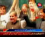 Javed Hashmi once again surrounded by PTI activists in Multan