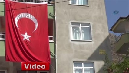 Şehidin 2 Yaşındaki Kızını Bağrına Bastı