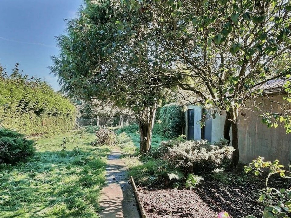 Villa et maison à louer dans la rue Saint Joseph 4 dans le village 6230 Obaix-Buezet. Niv Immo propose à la location de cette charmante demeure d'habitation, 2 chambres, 6 pièces, jardin,garage et à 2 pas la gare et la ligne de train Bruxelles Charleroi