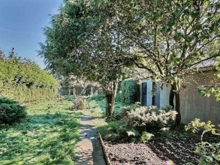 Villa et maison à louer dans la rue Saint Joseph 4 dans le village 6230 Obaix-Buezet. Niv Immo propose à la location de cette charmante demeure d'habitation, 2 chambres, 6 pièces, jardin,garage et à 2 pas la gare et la ligne de train Bruxelles Charleroi