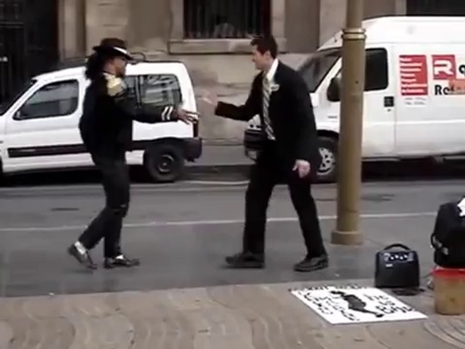 Un Mormon fait du break dance dans la rue avec le sosie de Michael Jackson!
