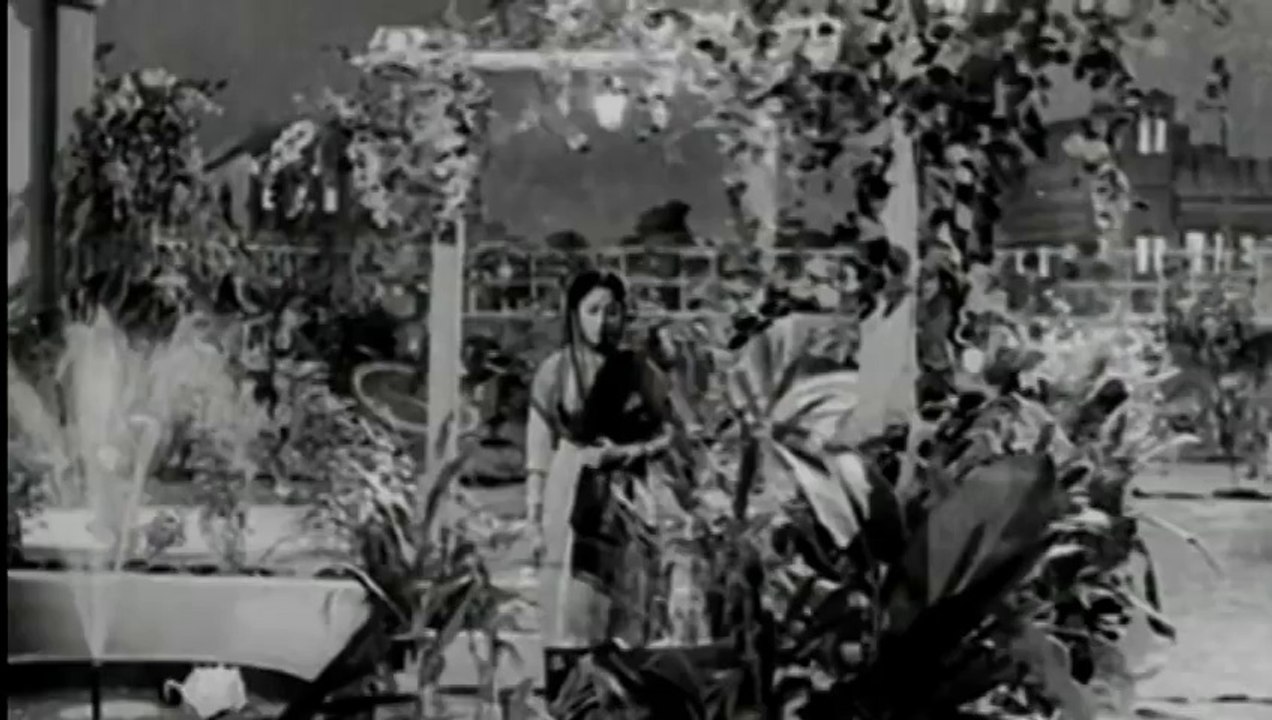 Lata Mangeshkar - Hai Isi Mein Pyar Ki Aabru - Anpadh (1962)