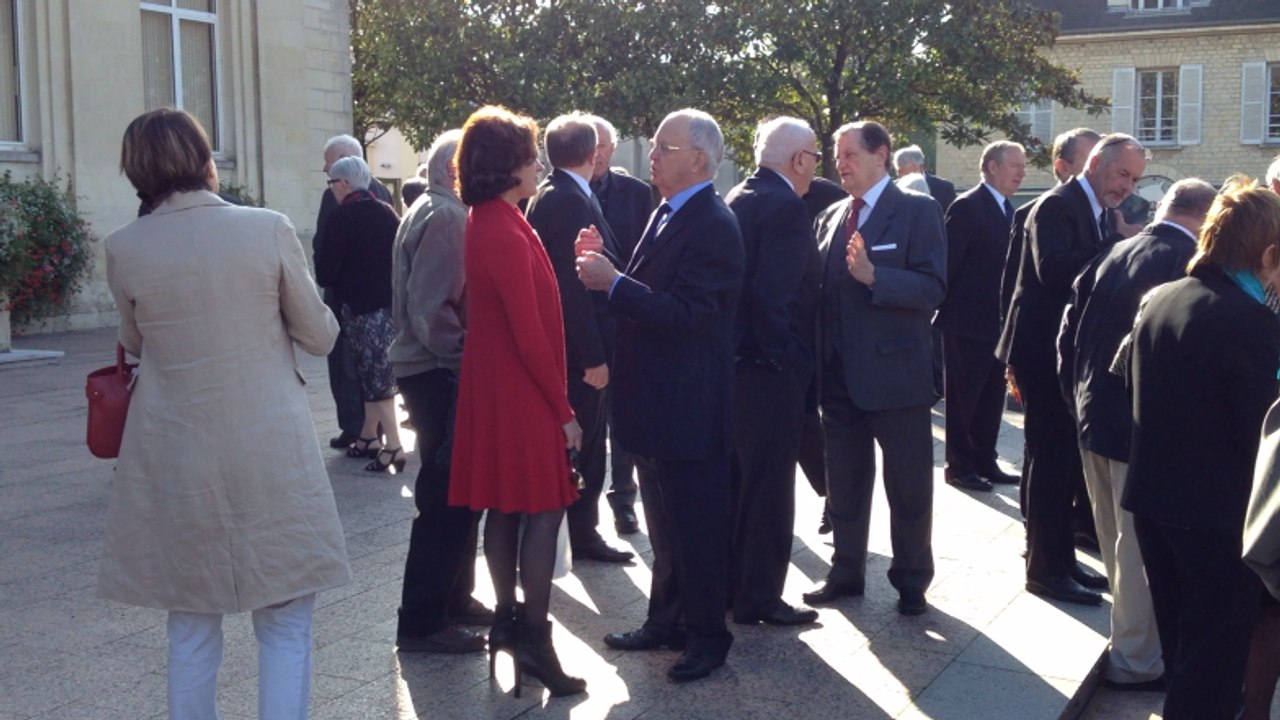 Le ministre Bernard Cazeneuve décoré Marcel Bénard