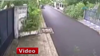 Motosikletli Kapkaççı Kadını Yerde Sürükledi