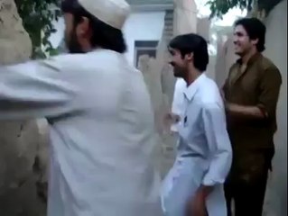 girti hui deewar ko aik dhaka aor do .funny video.