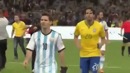 Ο Κακά κυνηγάει τον Μέσι