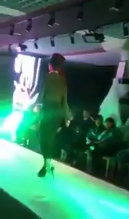Hilarious Fashion Ramp Walk Fail