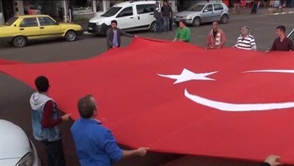 İzinsiz Gösterilere Tepki Amacıyla Bayrak Yürüyüşü Düzenlendi