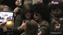 Vidéo : Lady gaga : ovationnée par ses fans à la sortie de son hôtel à Berlin !