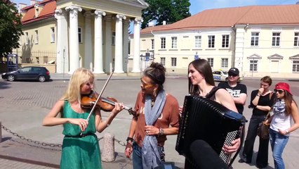Steven Tyler cantó “Crazy” en las calles de Lituana junto a dos artistas callejeras