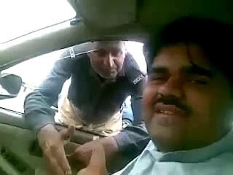 IS POLICE WALE KI  SHAKAL DEKHO rishwat letay huway.