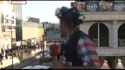 Muhabiri vurdular, mikrofonu kameraman aldı