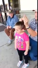 Baba Kızının Saçını Bakın Nasıl Topluyor..