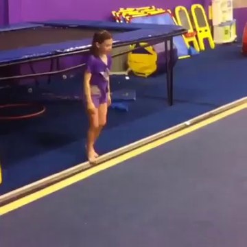 Jeune fille gymnaste impressionnante! Gros talent!