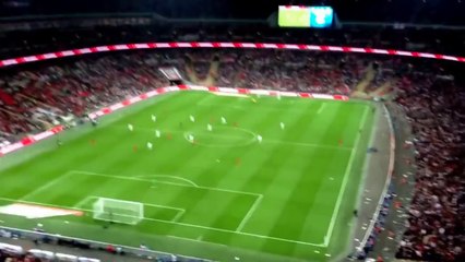 Attaque d'avion en papier pendant le match de football Engleterre - Pérou! Joueur touché à la tête!