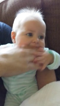 Bébé adorable fait des bruits trop marrant en jouant avec papa!