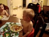Petit enfant trop mignon s'endort en mangeant des pattes!