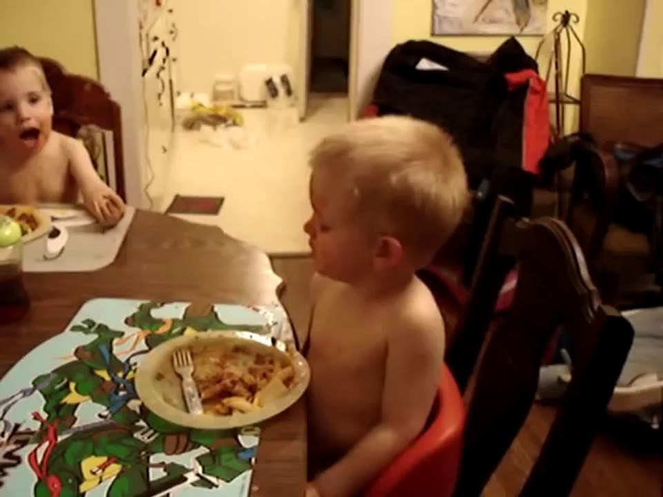 Petit enfant trop mignon s'endort en mangeant des pattes!