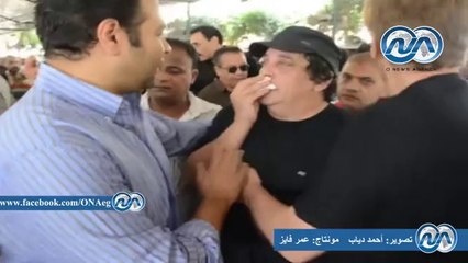 شاهد|| انهيار زوج "فايزة كمال" بالبكاء أثناء تشييع جثمانها