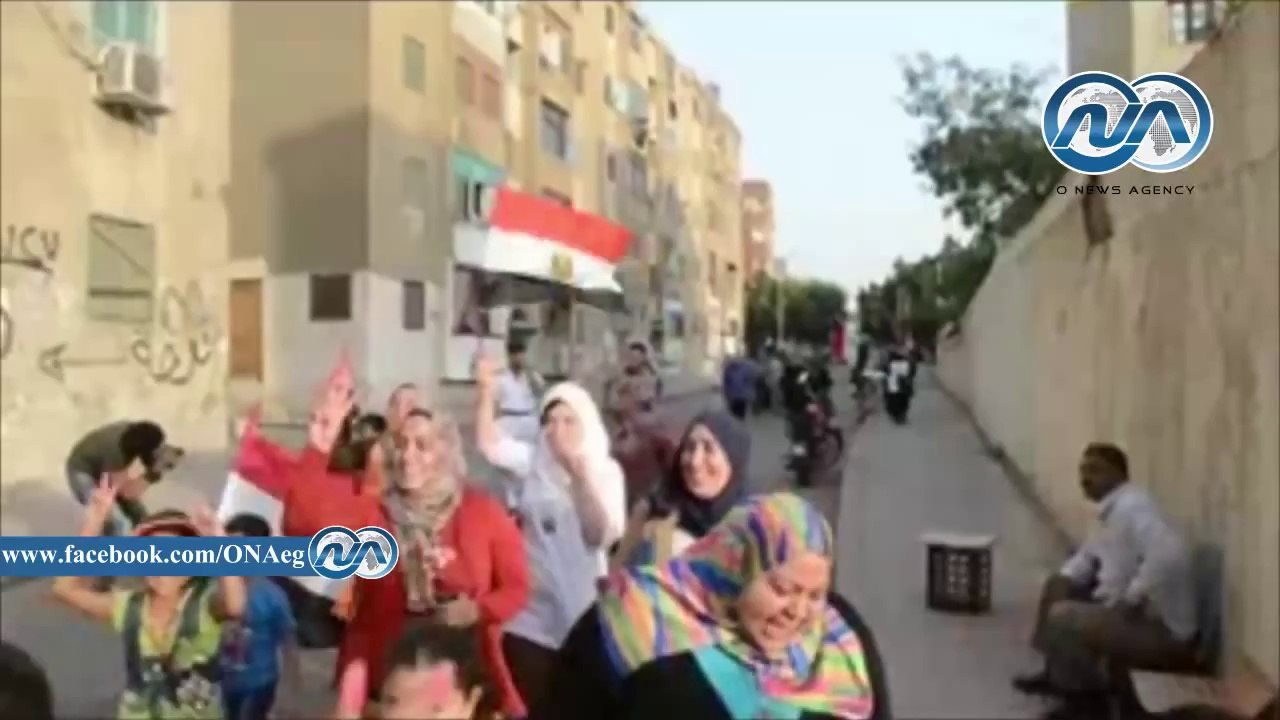 أنصار "السيسى" يحتفلون أمام اللجان الانتخابية و يرفعون صور المشير بمدينة نصر