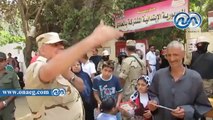 عميد قوات مسلحة يمنع مؤيدي السيسي من حمل صوره أمام اللجان الإنتخابية‎