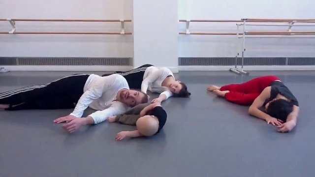 Un bébé fait de la danse contemporaine
