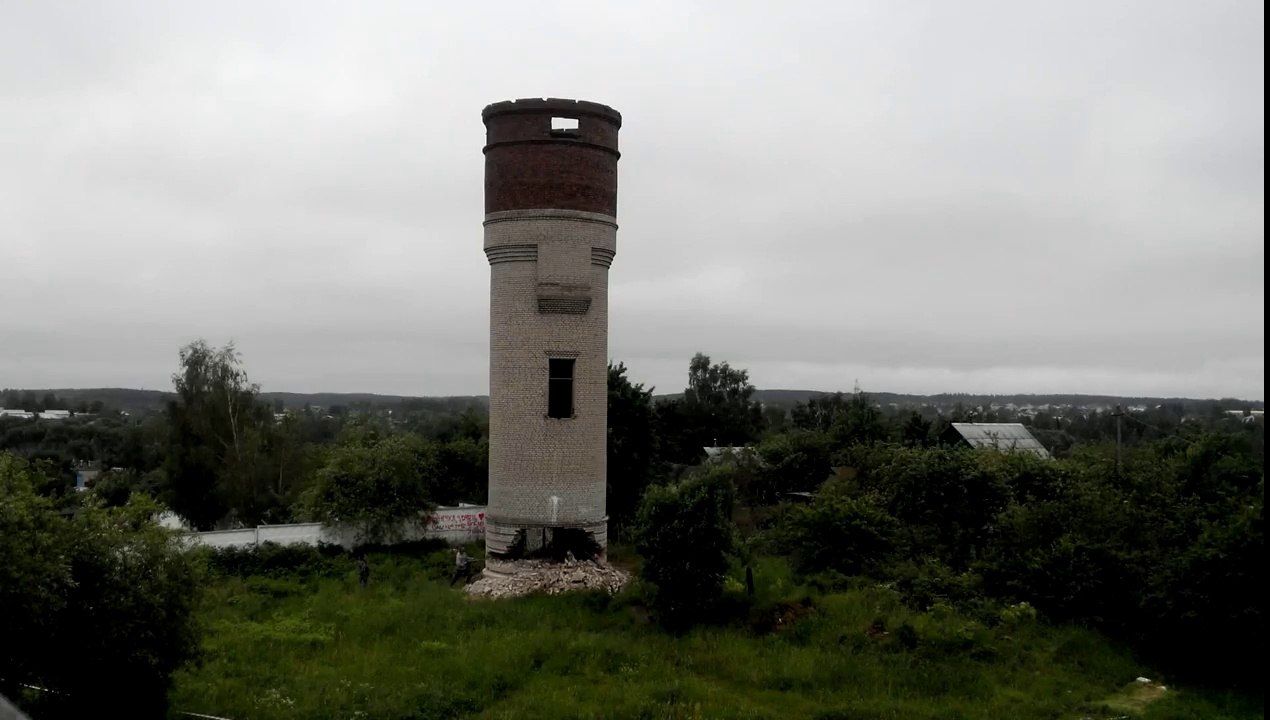 Détruire une tour de 30 mètres avec un marteau-piqueur