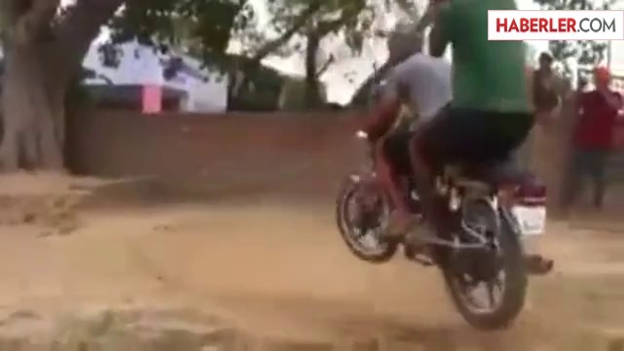 Motosikletten Salıncak Yaparak Eğlendiler