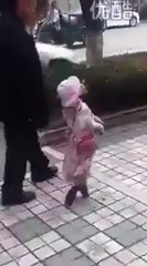 Köpeğin Yürüyüşü Herkesi Şok Etti