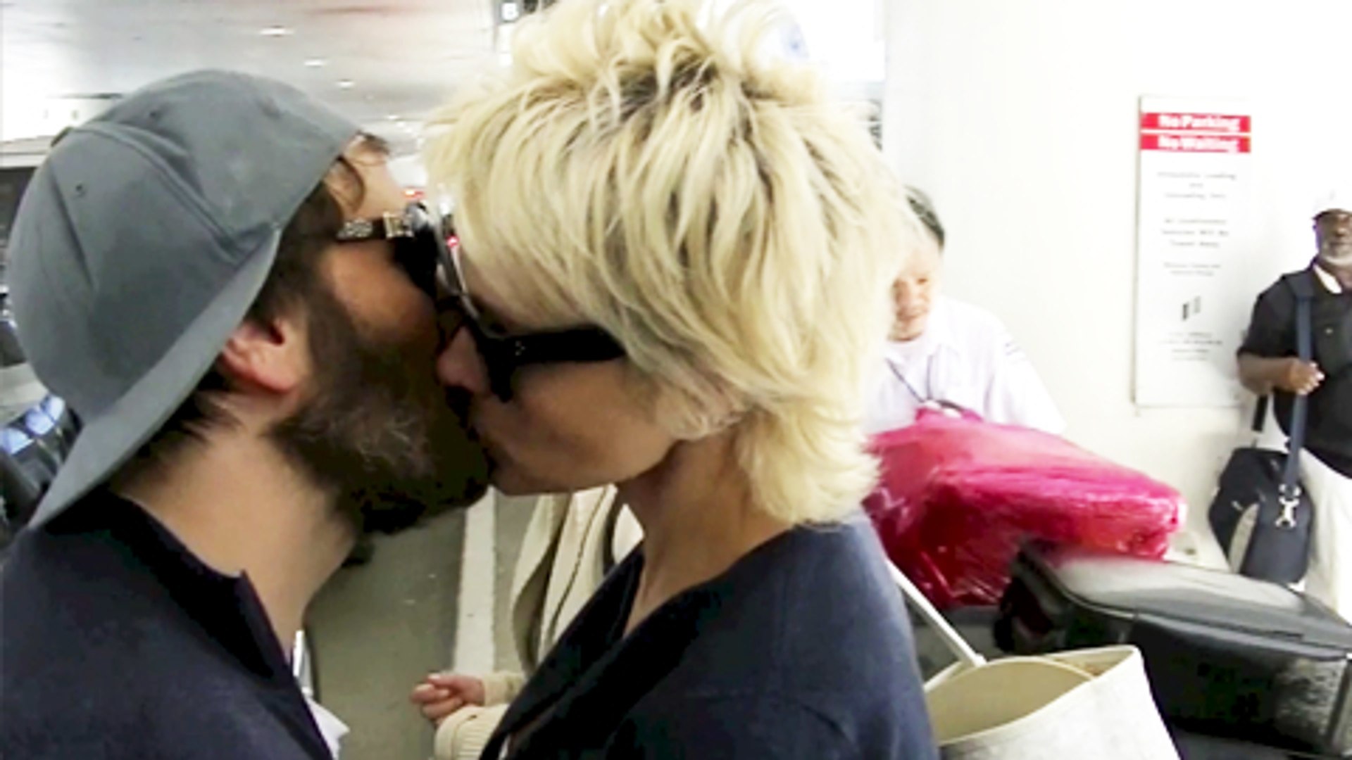 Intimate Pamela Anderson Kisses Boyfriend At Airport - video Dailymotion