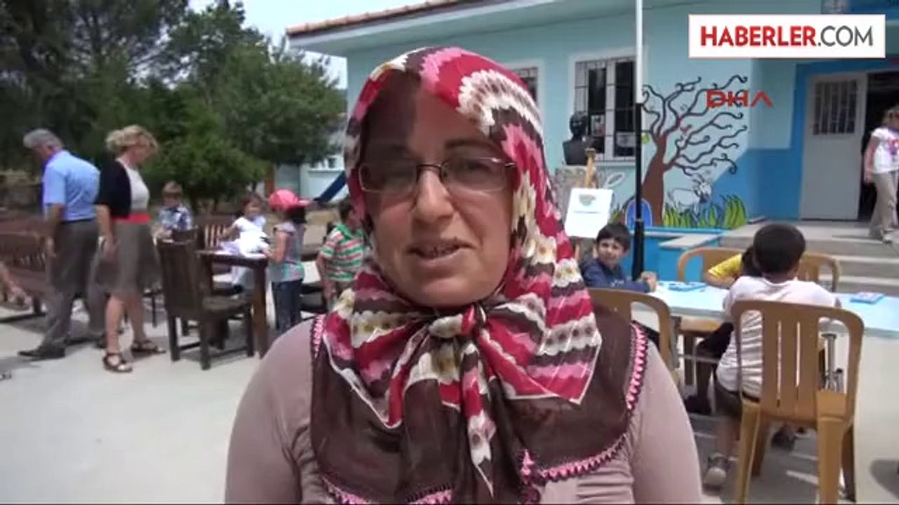 Hollandalı Isabelle, Kayaköy'de Öğrencilere Resim Dersi Veriyor