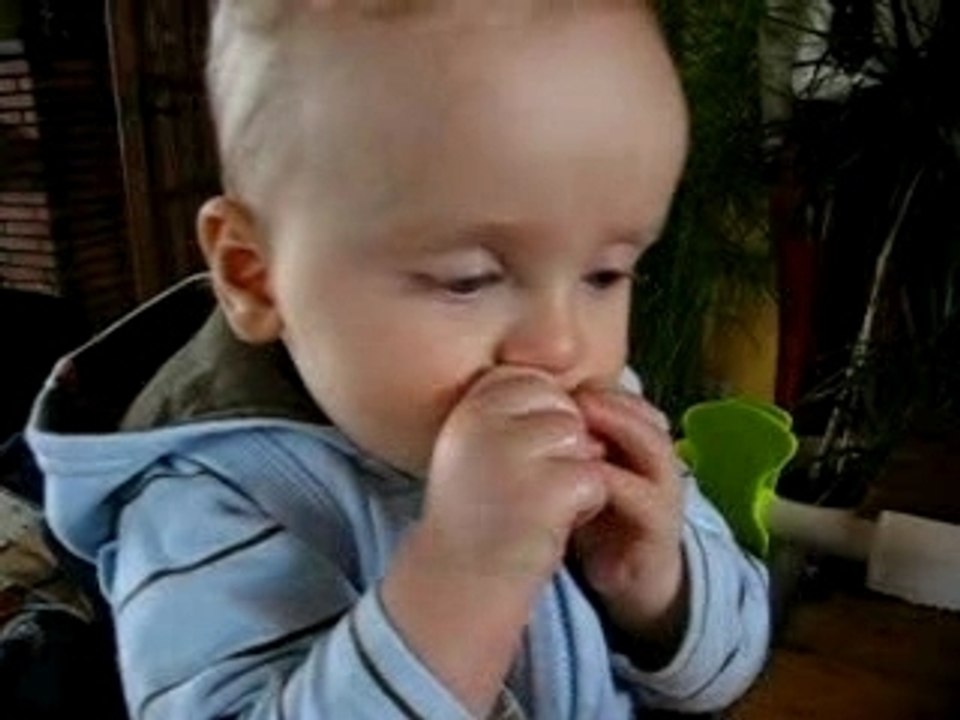 Nils eet harde worst