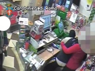 Acilia (Roma) - Rapinatore fermato e ''smascherato'' dalle cassiere (05.12.12)