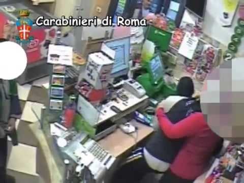 Acilia (Roma) - Rapinatore fermato e ''smascherato'' dalle cassiere (05.12.12)