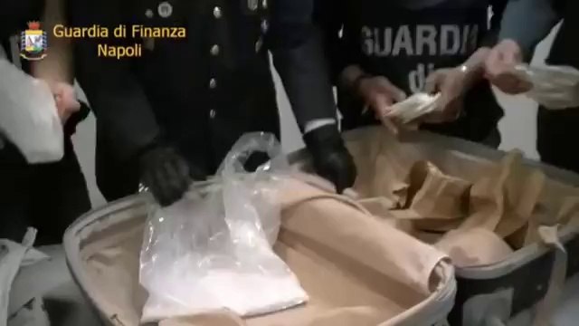 Napoli - Sequestrati 33 chilogrammi di droga a Capodichino (15.05.12)