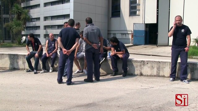 Pomigliano (NA) - Operai sul tetto della Tiberina Pomigliano (09.07.13)