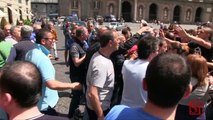 Napoli - Scontri tra netturbini e studenti in piazza -2- (07.05.13)