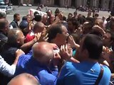 Napoli - Scontri tra netturbini e studenti in piazza -1- (07.05.13)