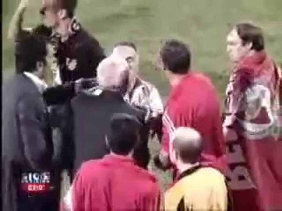 Choc: Quand 4 flics frappent un supporter et que 300 autres arrivent pour les démonter