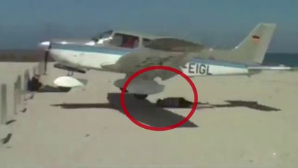 Un avion frôle un homme sur la plage