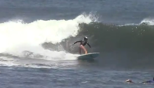 Women surfing at 25 Weeks Pregnant - Surf