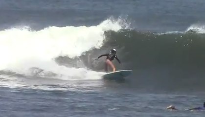 Women surfing at 25 Weeks Pregnant - Surf