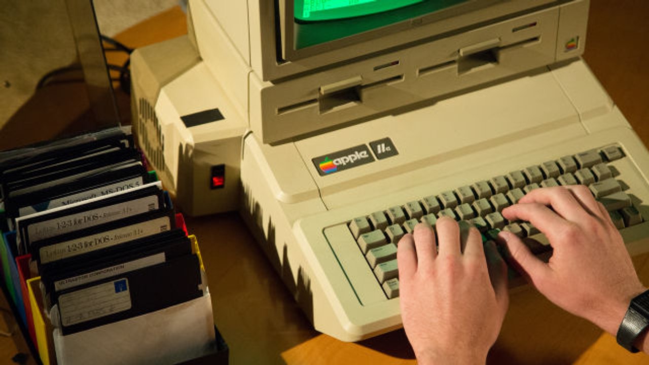 RetroGrade - Before the i-Everything, There Was Steve Jobs, Steve Wozniak & the Apple lle