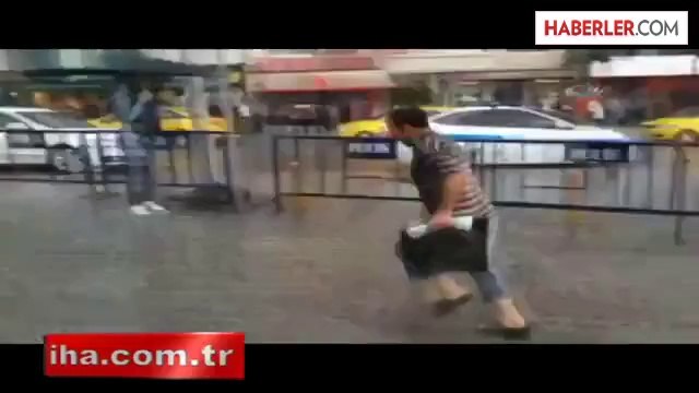Taksim'de Vatandaşlar Yağmura Hazırlıksız Yakalandı